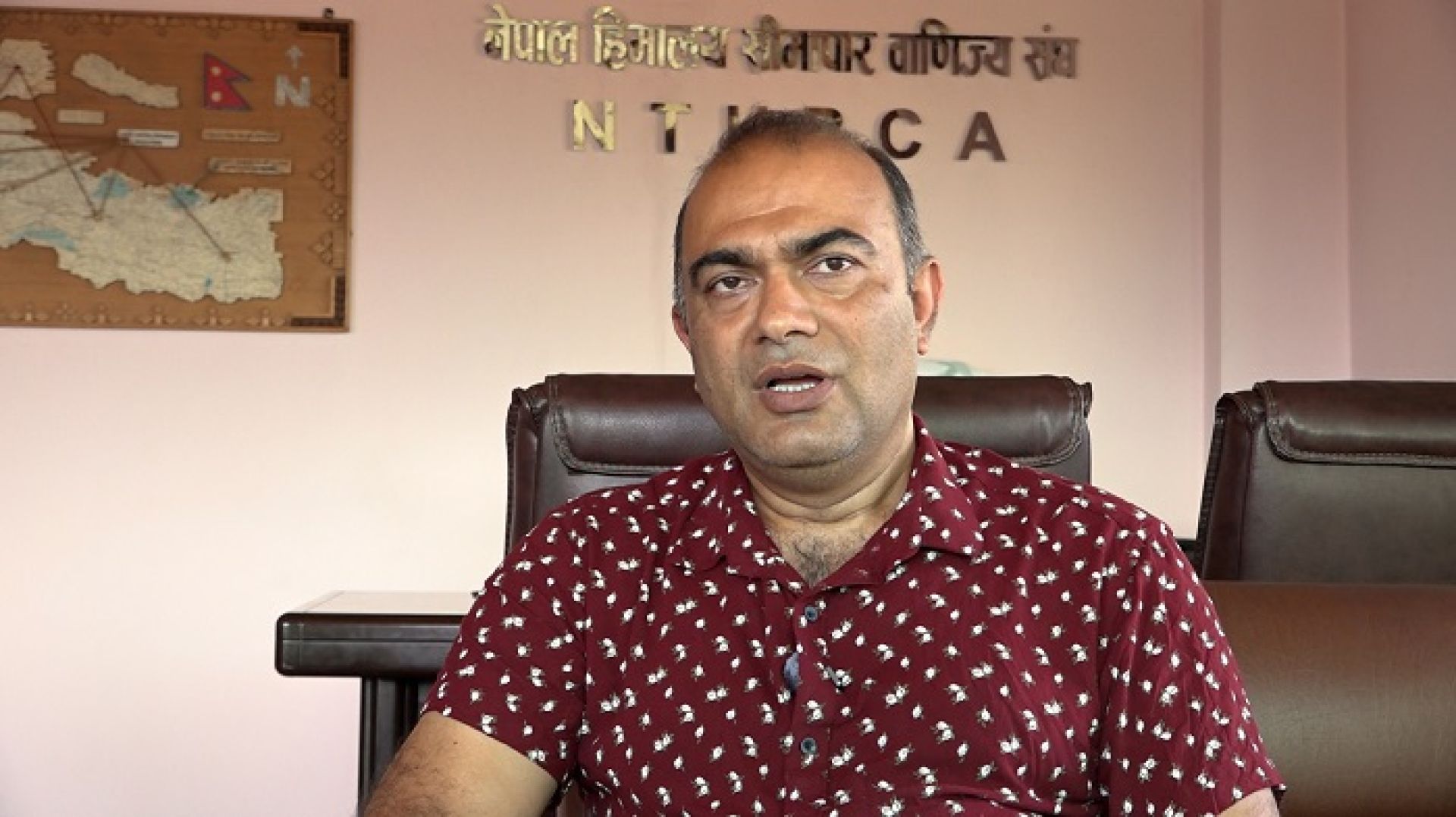 तातोपानी नाका ठप्प हुँदा व्यवसायीको अर्बौं लगानी जोखिममा, दशैँ-तिहारका सामान सडकमै अलपत्र